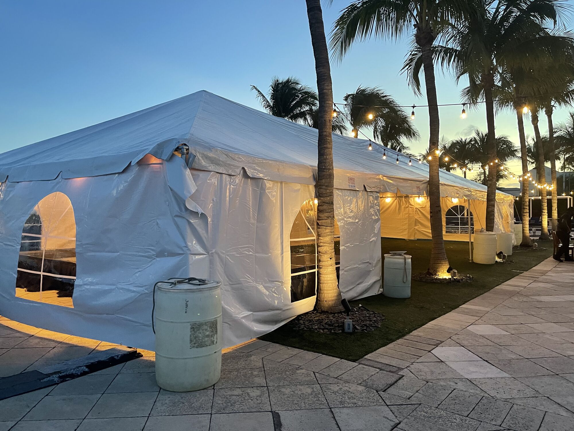 Rent Frame tent 40x40 in Miami